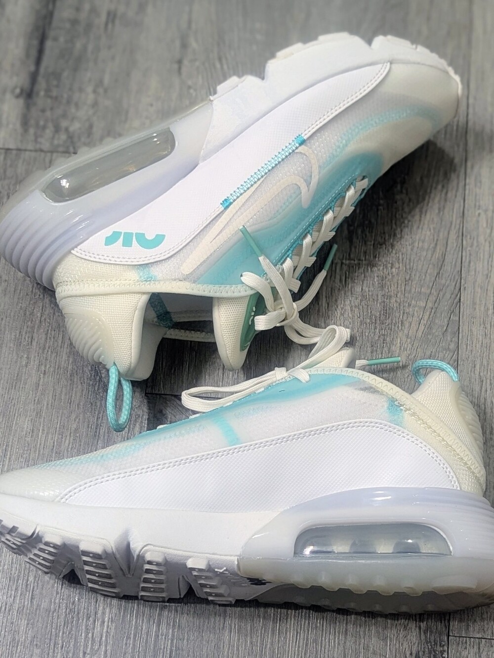 Nike Womens Air Max 2090 Sail Aurora Green Sneekers - Picture 6 of 10